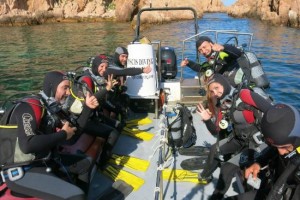 Grupo de buceadores piscis diving